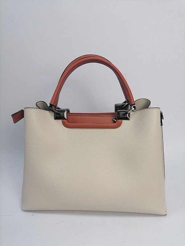 爱游戏app推荐:王岳伦带女伴看画展！同款米白色服装离婚后活得这么洒脱